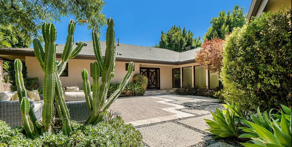 $2.45M Acquisition Loan
SFR in Hollywood Hills
Initial lender was unable to close by escrow expiration. PCS closed within 2 weeks to meet escrow deadline. Borrower plans to remodel with his own funds.